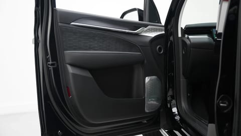 2025 Zeekr 009 interior