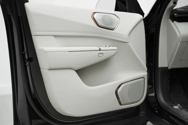 2025 LYNK & CO 900 EM-P interior