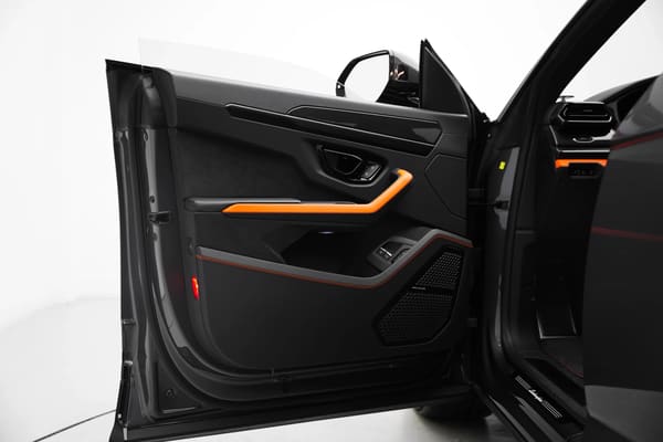 2025 LAMBORGHINI URUS SE interior