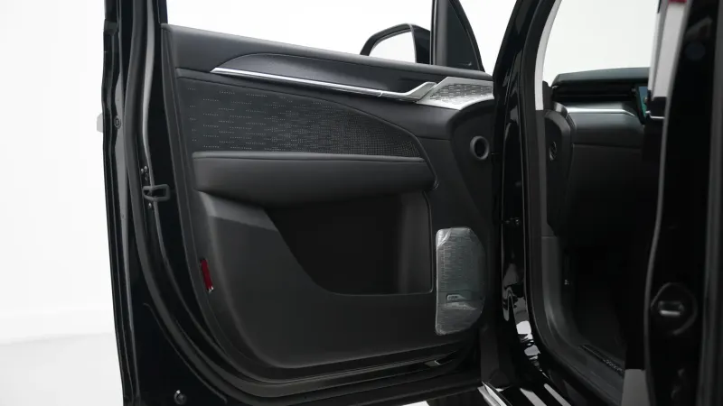 2025 ZEEKR 009 interior