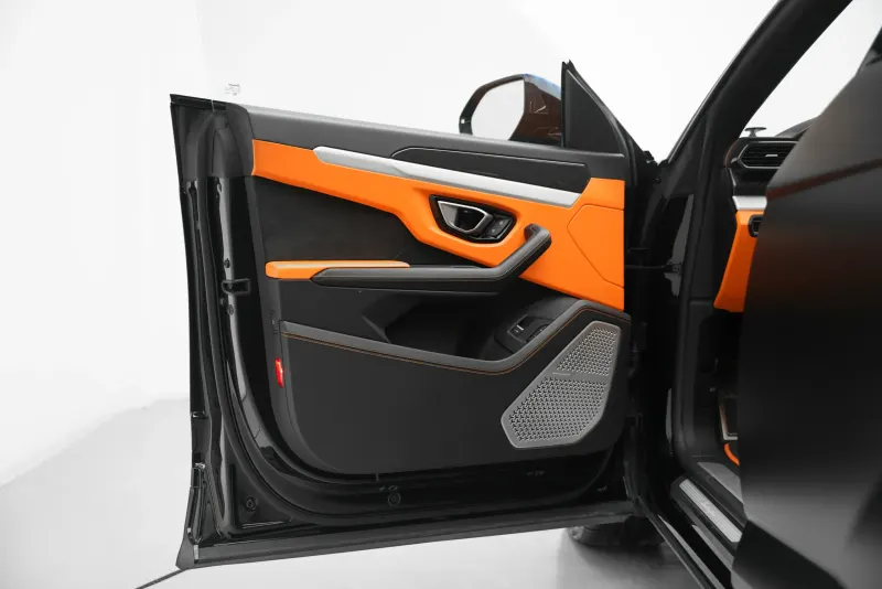 2022 LAMBORGHINI URUS interior
