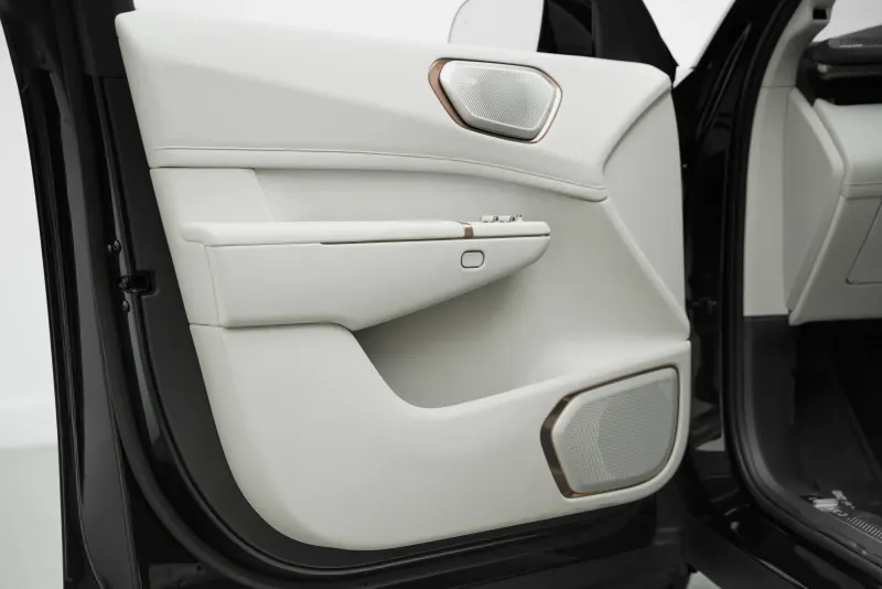 2025 LYNK & CO 900 EM-P interior